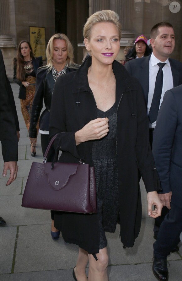 La princesse Charlene de Monaco arrive au défilé Louis Vuitton le 2 octobre 2013