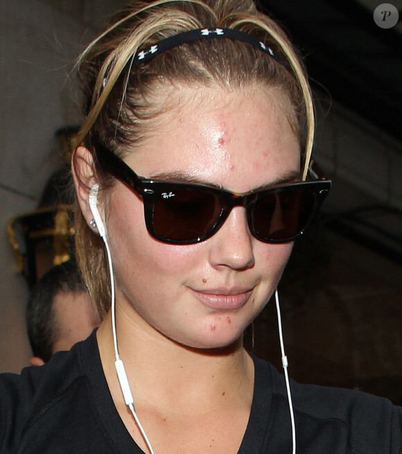 Kate Upton, au naturel, à la sortie de son hôtel à Paris, le 1er octobre 2013.