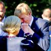 Le roi Willem-Alexander, saluant ici la reine Sonja, et la reine Maxima des Pays-Bas effectuaient le 2 octobre 2013 leur visite inaugurale en Norvège, reçus à Oslo par le roi Harald V, la reine Sonja, le prince héritier Haakon et la princesse Mette-Marit. La princesse Astrid s'est jointe à eux pour les photos et le déjeuner officiels.