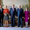 Photo officielle de la visite du couple royal néerlandais en Norvège. Le roi Willem-Alexander et la reine Maxima des Pays-Bas effectuaient le 2 octobre 2013 leur visite inaugurale en Norvège, reçus à Oslo par le roi Harald V, la reine Sonja, le prince héritier Haakon et la princesse Mette-Marit. La princesse Astrid s'est jointe à eux pour les photos et le déjeuner officiels.