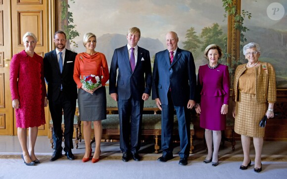 Photo officielle de la visite du couple royal néerlandais en Norvège. Le roi Willem-Alexander et la reine Maxima des Pays-Bas effectuaient le 2 octobre 2013 leur visite inaugurale en Norvège, reçus à Oslo par le roi Harald V, la reine Sonja, le prince héritier Haakon et la princesse Mette-Marit. La princesse Astrid s'est jointe à eux pour les photos et le déjeuner officiels.