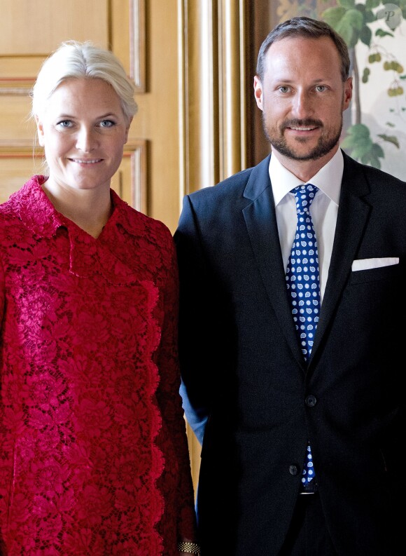 Haakon et Mette-Marit se sont chargés d'accueillir leurs hôtes à l'aéroport d'Oslo. Le roi Willem-Alexander et la reine Maxima des Pays-Bas effectuaient le 2 octobre 2013 leur visite inaugurale en Norvège, reçus à Oslo par le roi Harald V, la reine Sonja, le prince héritier Haakon et la princesse Mette-Marit. La princesse Astrid s'est jointe à eux pour les photos et le déjeuner officiels.