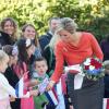Le roi Willem-Alexander et la reine Maxima des Pays-Bas, qui salue ici des écoliers, ont fait le 2 octobre 2013 leur visite inaugurale en Norvège, reçus à Oslo par le roi Harald V, la reine Sonja, le prince héritier Haakon et la princesse Mette-Marit. La princesse Astrid s'est jointe à eux pour les photos et le déjeuner officiels.