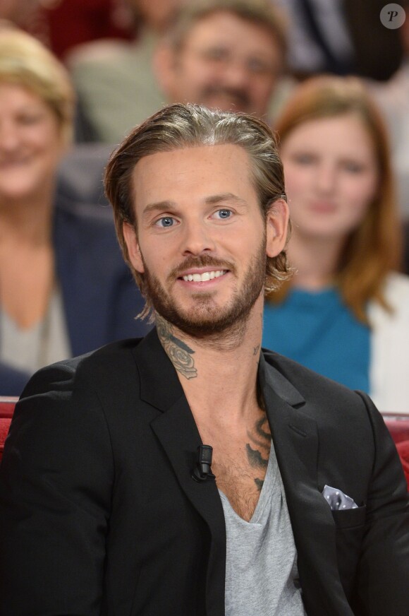 M. Pokora sur le plateau de Vivement Dimanche, à Paris, le 18 septembre 2013.