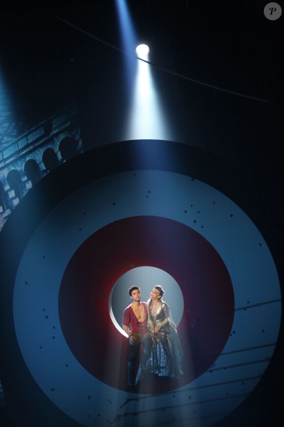 Sacha Tran et Caroline Costa - Exclusif - Premier jour du spectacle musical "Robin des Bois" au Palais des Congrès à Paris le 26 Septembre 2013.