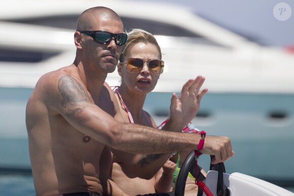 Exclusif - Victor Valdés en vacances avec sa femme Yolanda Cardona, enceinte, à Formentera en Espagne le 8 juillet 2013.