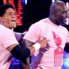 Darren Young et Titus O'Neil des Prime Time Players portent un t-shirt rose lors d'une journée de lutte contre le cancer du sein