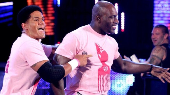 Darren Young et Titus O'Neil des Prime Time Players portent un t-shirt rose lors d'une journée de lutte contre le cancer du sein