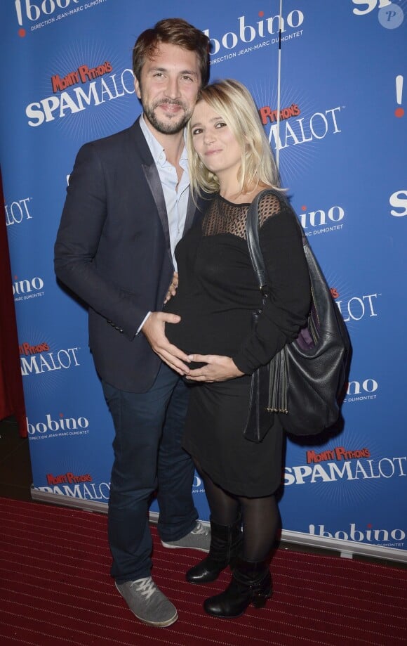 Marie Inbona (enceinte) et son compagnon Alexandre Halimi à la générale du spectacle "Spamalot" à Bobino, à Paris. Le 3 octobre 2013.