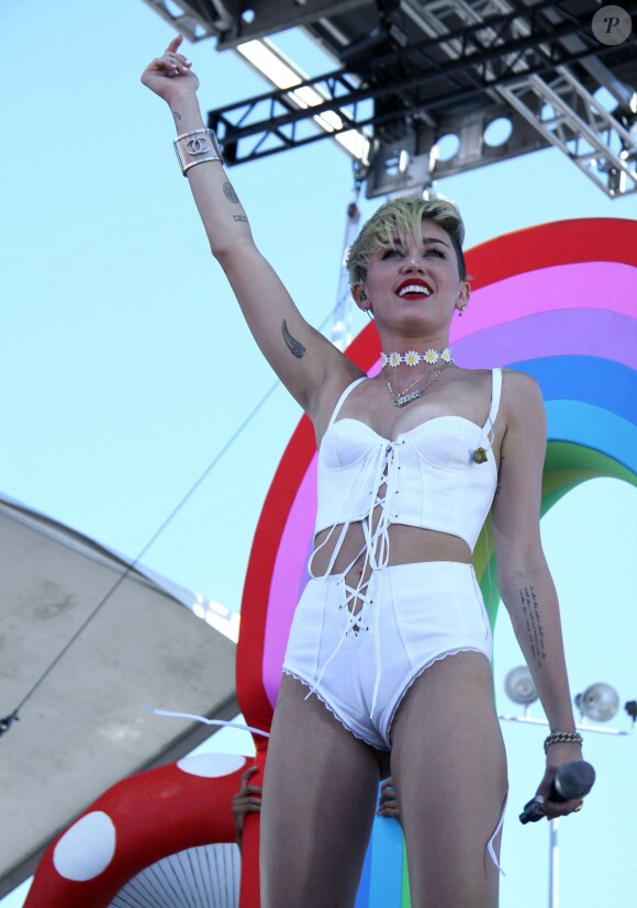 Miley Cyrus sur la scène du Festival "iHeartRadio Music" à Las Vegas, le 22 septembre 2013.