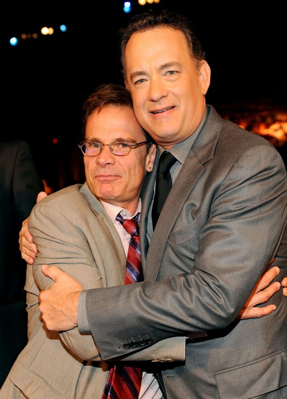 Peter Scolari et Tom Hanks en avril 2010 en coulisse des 8th Annual TV Land Awards aux studios Sony à Culver City, où ils ont reçu un prix pour les 30 ans de la série Bosom Buddies dont ils furent les héros de 1980 à 1982.