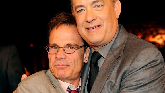 Tom Hanks : Très en verve au mariage de son pote Peter Scolari, bouleversé
