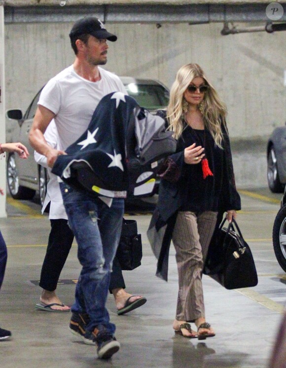 Fergie et son mari Josh Duhamel emmènent leur fils Axl à l'hôpital à Santa Monica, le 3 octobre 2013.