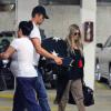 Fergie et son mari Josh Duhamel emmènent leur fils Axl à l'hôpital à Santa Monica, le 3 octobre 2013.