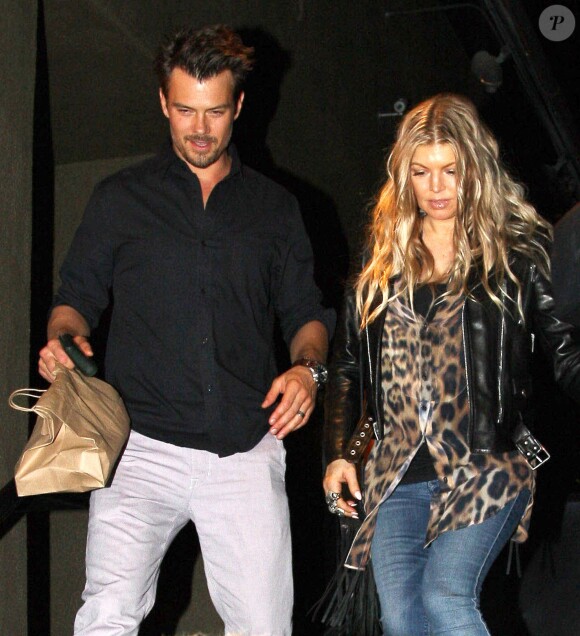Fergie et son mari Josh Duhamel vont dîner en famille à Brentwood, le 29 septembre 2013.