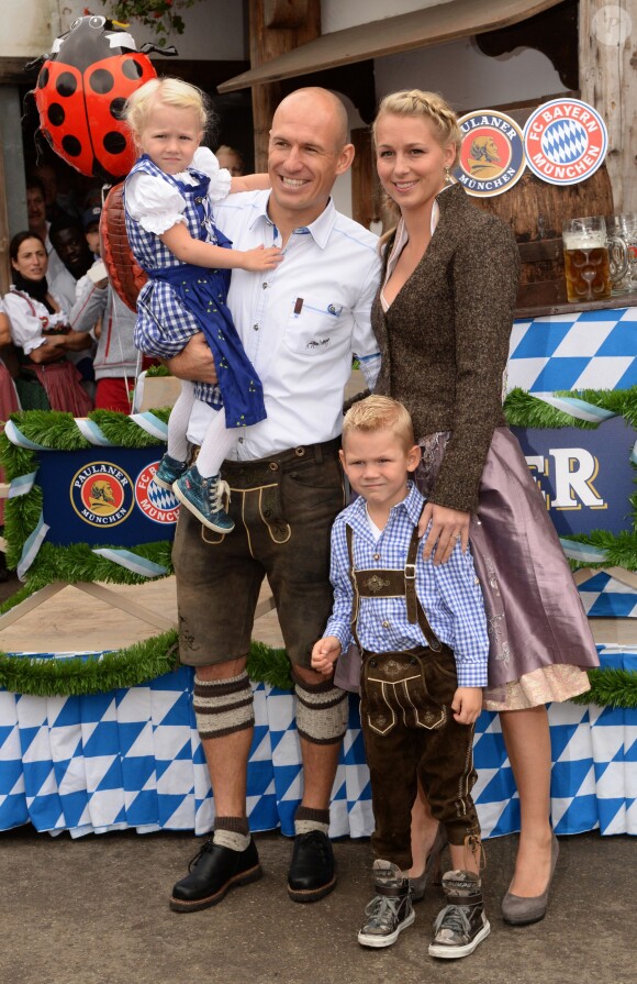 Arjen Robben avec sa femme Bernadien et leur fille Lynn à l'Oktoberfest à Munich le 6 octobre 2013.