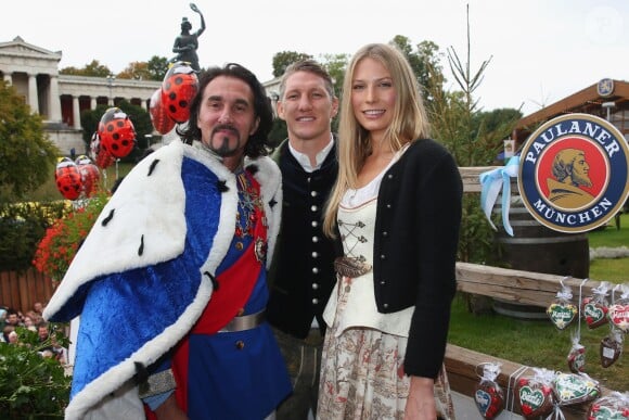 Bastian Schweinsteiger avec Sarah Brandner et un sosie de l'ex-roi de Bavière Louis II à l'Oktoberfest à Munich le 6 octobre 2013.
