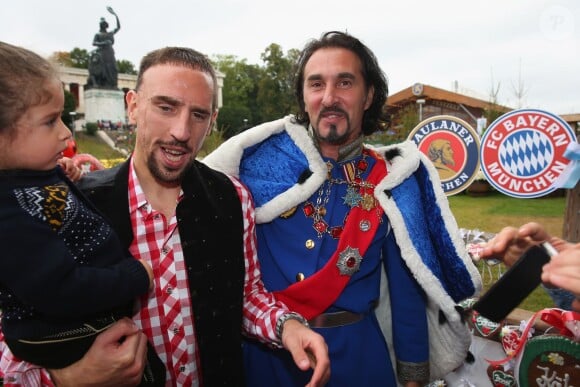 Franck Ribéry et un sosie du roi de Bavière Louis II à l'Oktoberfest à Munich le 6 octobre 2013.