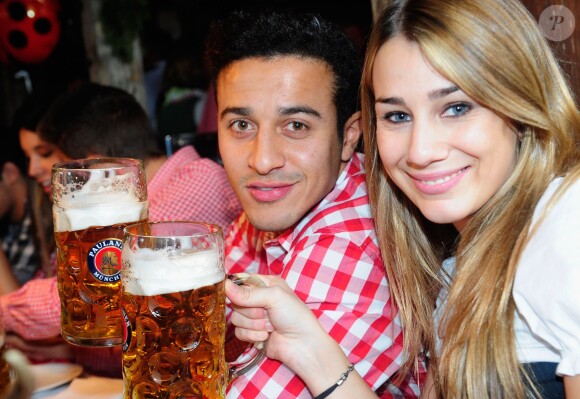 Thiago Alcantara et sa compagne Julia Vigas à l'Oktoberfest à Munich le 6 octobre 2013.