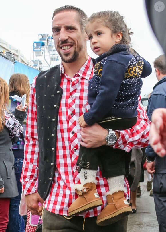 Franck Ribéry du Bayern Munich avec son fils Seïf el Islam à l'Oktoberfest à Munich le 6 octobre 2013.