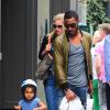 Doutzen Kroes se balade ne famille avec son époux Sunnery James et leur fils Phyllon dans les rues de New York le 5 octobre 2013
