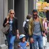 Doutzen Kroes se balade ne famille avec son époux Sunnery James et leur fils Phyllon dans les rues de New York le 5 octobre 2013