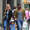 Doutzen Kroes se balade ne famille avec son époux Sunnery James et leur fils Phyllon dans les rues de New York le 5 octobre 2013