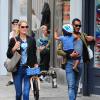 Doutzen Kroes se balade ne famille avec son époux Sunnery James et leur fils Phyllon dans les rues de New York le 5 octobre 2013