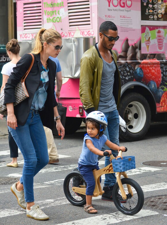 Belle journée pour la charmante Doutzen Kroes qui se balade en famille avec son époux Sunnery James et leur fils Phyllon dans les rues de New York le 5 octobre 2013