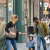 Belle journée pour la charmante Doutzen Kroes qui se balade ne famille avec son époux Sunnery James et leur fils Phyllon dans les rues de New York le 5 octobre 2013