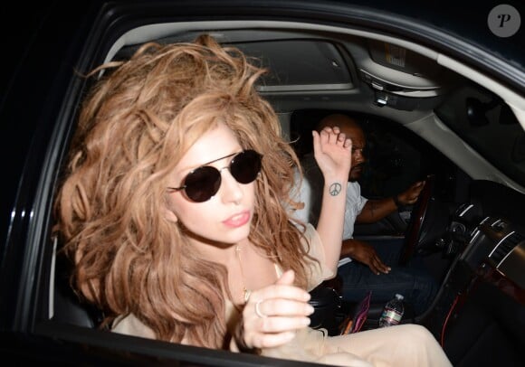 Lady Gaga sort du restaurant Craig's Restaurant, à West Hollywood, Los Angeles, le 23 septembre 2013.