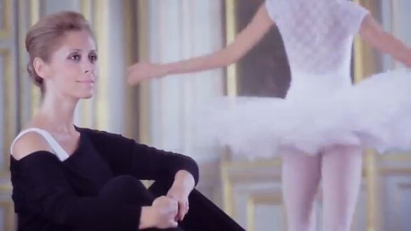 Lara Fabian dévore des yeux une ballerine dans le clip de ''Danse''