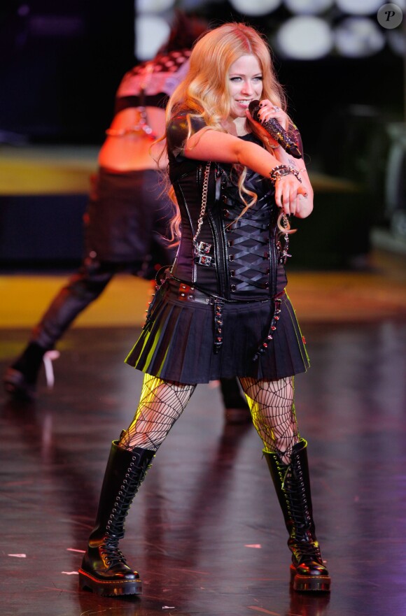 Avril Lavigne fait le show lors de la cérémonie des Huading Awards à Macao., le 7 octobre 2013.