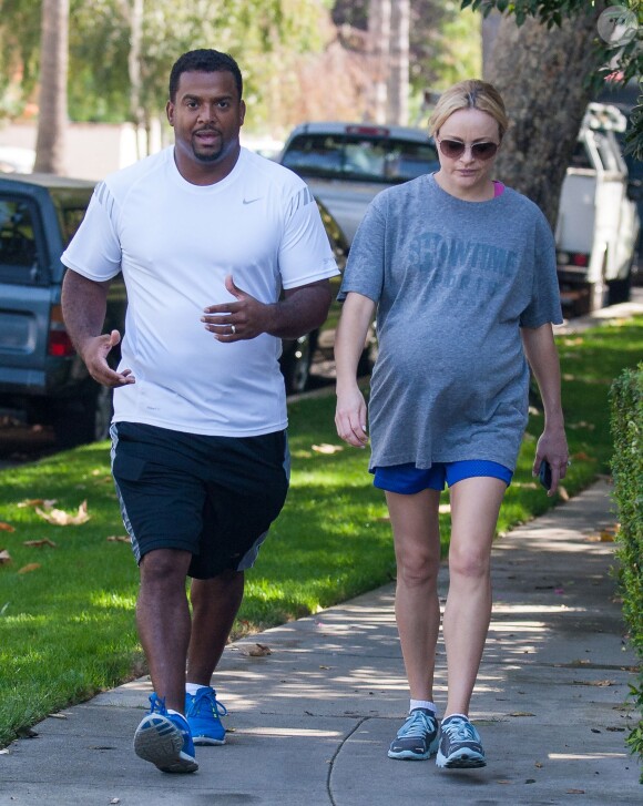 Exclusif - Alfonso Ribeiro se promène avec sa femme Angela Unkrich, enceinte, à Los Angeles, le 8 octobre 2013.