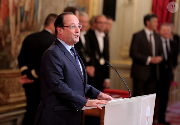 François Hollande lors de la remise des insignes de la Légion d'honneur et de l'Ordre national du Mérite par François Hollande au Palais de l'Elysée le 9 octobre 2013