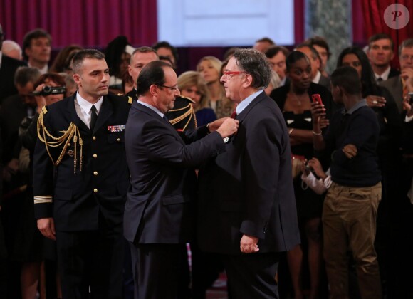 François Hollande et Bernard Amsalem lors de la remise des insignes de la Légion d'honneur et de l'Ordre national du Mérite par François Hollande au Palais de l'Elysée le 9 octobre 2013
