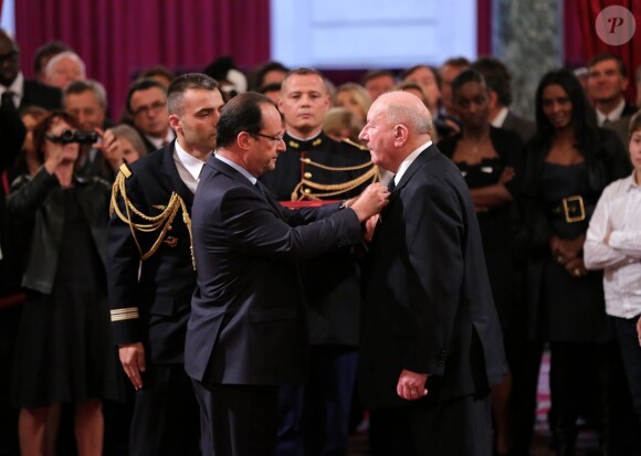 François Hollande et Jean-Claude Perrin lors de la remise des insignes de la Légion d'honneur et de l'Ordre national du Mérite par François Hollande au Palais de l'Elysée le 9 octobre 2013