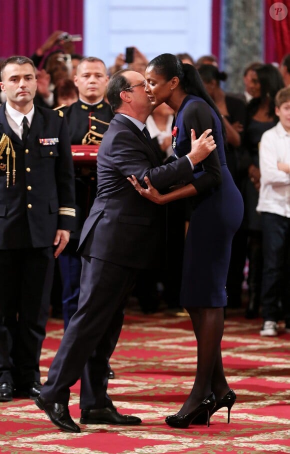 François Hollande et Marie-José Pérec lors de la remise des insignes de la Légion d'honneur et de l'Ordre national du Mérite par François Hollande au Palais de l'Elysée le 9 octobre 2013