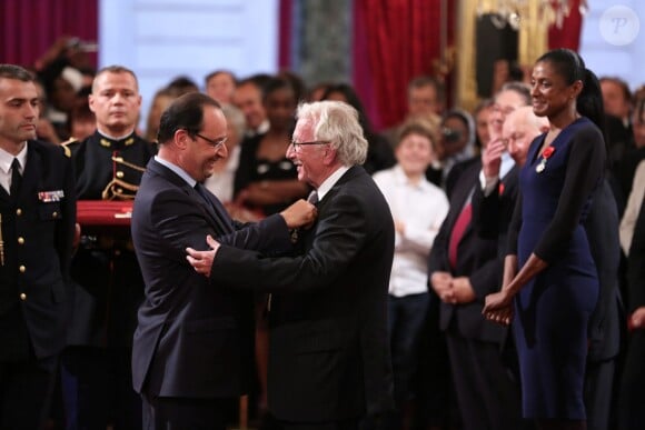 François Hollande et Jacques Vendroux lors de la remise des insignes de la Légion d'honneur et de l'Ordre national du Mérite par François Hollande au Palais de l'Elysée le 9 octobre 2013