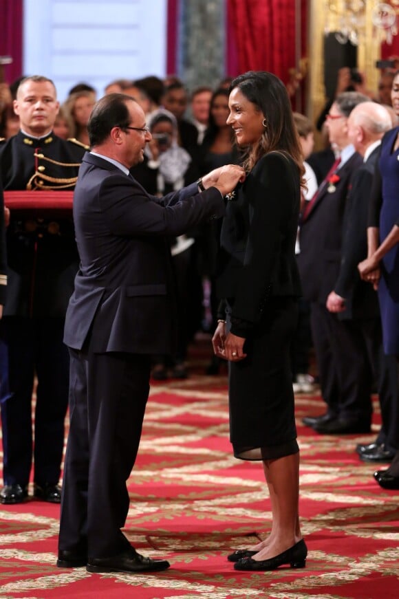François Hollande et Christine Arron lors de la remise des insignes de la Légion d'honneur et de l'Ordre national du Mérite par François Hollande au Palais de l'Elysée le 9 octobre 2013