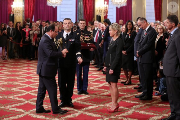 François Hollande et Cécile Nowak-Grasso lors de la remise des insignes de la Légion d'honneur et de l'Ordre national du Mérite par François Hollande au Palais de l'Elysée le 9 octobre 2013
