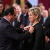 François Hollande et Cécile Nowak-GRasso lors de la remise des insignes de la Légion d'honneur et de l'Ordre national du Mérite par François Hollande au Palais de l'Elysée le 9 octobre 2013