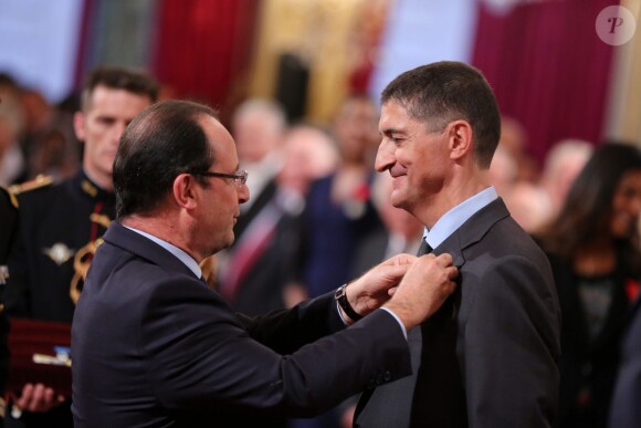 François Hollande et Jean-Pierre Siutat lors de la remise des insignes de la Légion d'honneur et de l'Ordre national du Mérite par François Hollande au Palais de l'Elysée le 9 octobre 2013