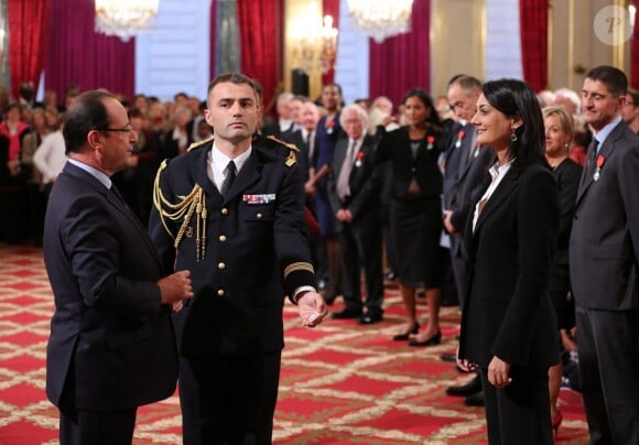 François Hollande et Sophie Kamoun lors de la remise des insignes de la Légion d'honneur et de l'Ordre national du Mérite par François Hollande au Palais de l'Elysée le 9 octobre 2013