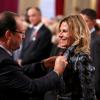 François Hollande et Virginie Coupérie-Eiffel lors de la remise des insignes de la Légion d'honneur et de l'Ordre national du Mérite par François Hollande au Palais de l'Elysée le 9 octobre 2013