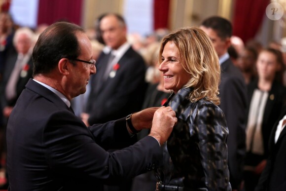 François Hollande et Virginie Coupérie-Eiffel lors de la remise des insignes de la Légion d'honneur et de l'Ordre national du Mérite par François Hollande au Palais de l'Elysée le 9 octobre 2013