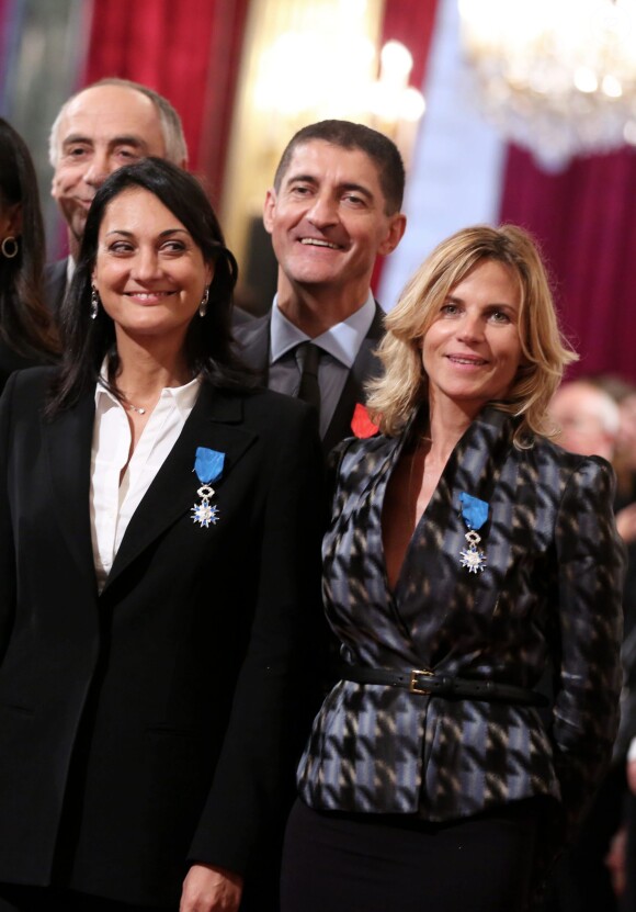 Sophie Kamoun, Jean-Pierre Siutat et Virginie Coupérie-Eiffel lors de la remise des insignes de la Légion d'honneur et de l'Ordre national du Mérite par François Hollande au Palais de l'Elysée le 9 octobre 2013