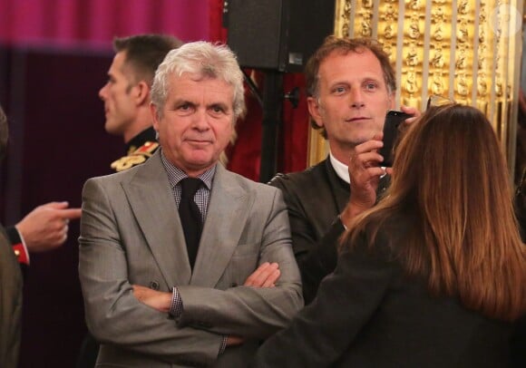Claude Sérillon et Charles Berling lors de la remise des insignes de la Légion d'honneur et de l'Ordre national du Mérite par François Hollande au Palais de l'Elysée le 9 octobre 2013