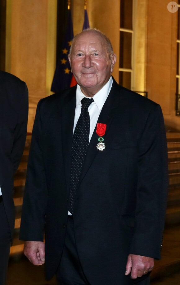 Jean-Claude Perrin lors de la remise des insignes de la Légion d'honneur et de l'Ordre national du Mérite par François Hollande au Palais de l'Elysée le 9 octobre 2013