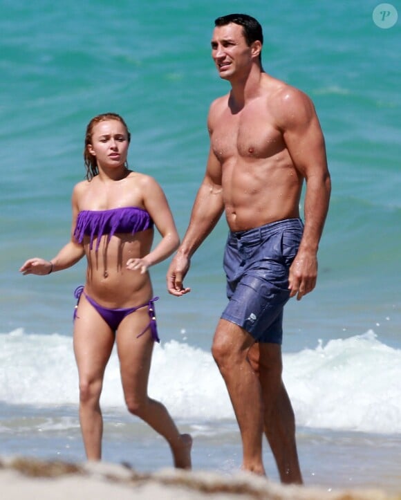 Exclusif - Hayden Panettiere et son fiancé Wladimir Klitschko sur une plage de Miami, le 30 mars 2013